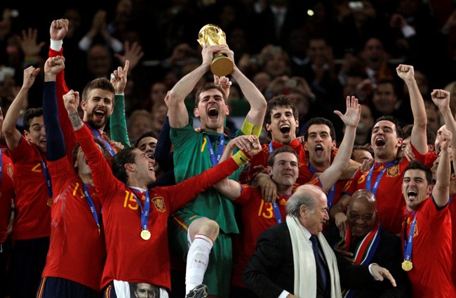 España alza la copa